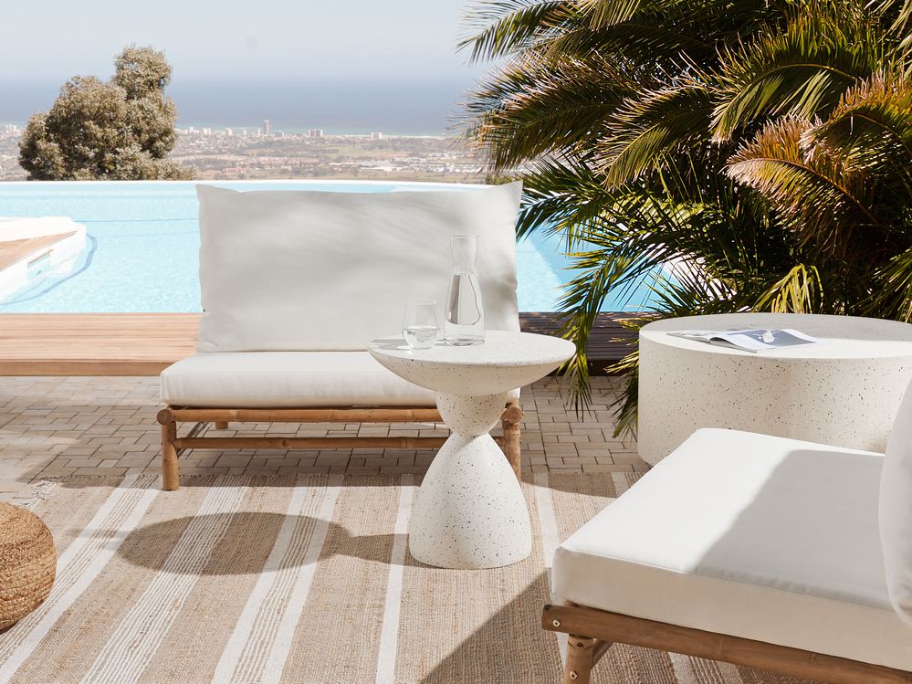 Tavolino bianco con effetto terrazzo in fibra di vetro MgO con piano rotondo resistente alle macchie UV alla ruggine moderno per esterni.