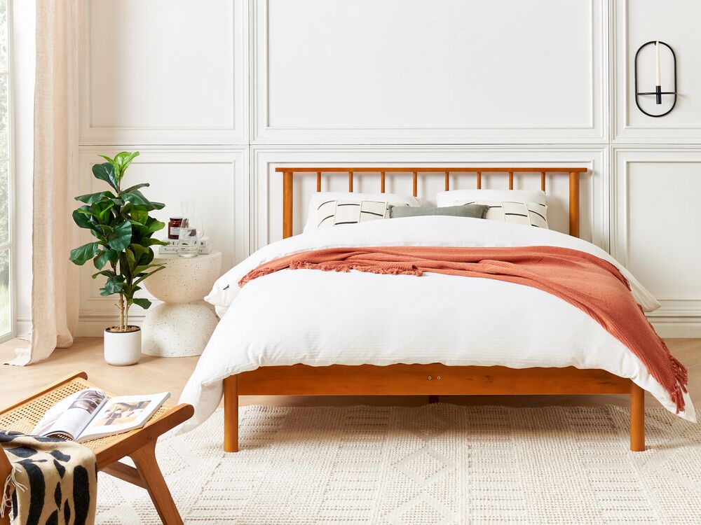 Letto matrimoniale in legno di pino chiaro misura 140 x 200 cm con testiera a doghe in stile rustico minimalista