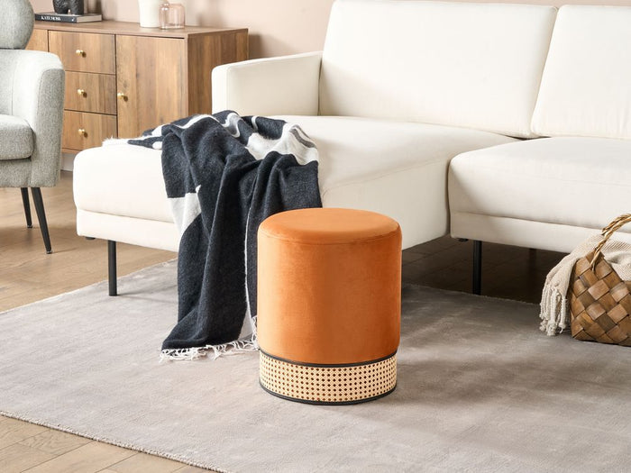 Pouf imbottito in velluto arancione e rattan intrecciato a forma di anello solido glamour