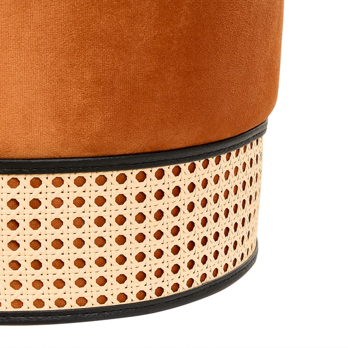 Pouf imbottito in velluto arancione e rattan intrecciato a forma di anello solido glamour