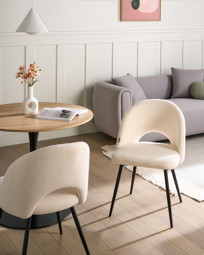 Set di 2 sedie da pranzo in tessuto bouclè bianco braccioli schienale intagliato gambe in metallo moderna industriale