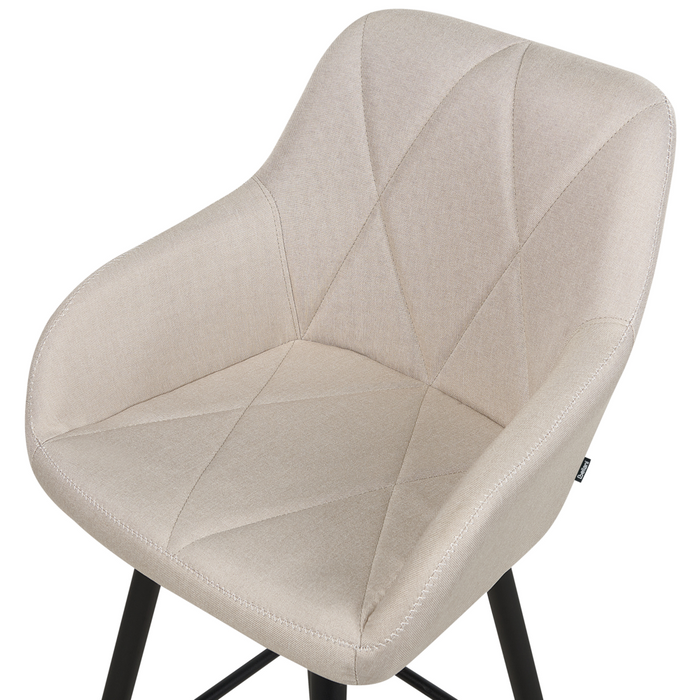 Set di 2 Sgabelli da Bar Rivestiti in Tessuto Beige con Braccioli Schienale Trapuntato Gambe in Metallo Nero