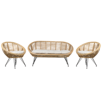 Set di divani a 4 posti in rattan naturale beige chiaro con cuscini in cotone per interni e per esterni in stile bohémien per il giardino e il balcone.