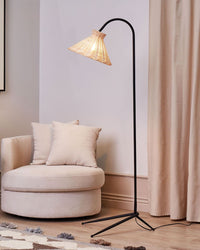 Lampada da terra con struttura in metallo nero e paralume in rattan naturale stile boho soggiorno salotto