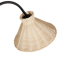 Lampada da terra con struttura in metallo nero e paralume in rattan naturale stile boho soggiorno salotto
