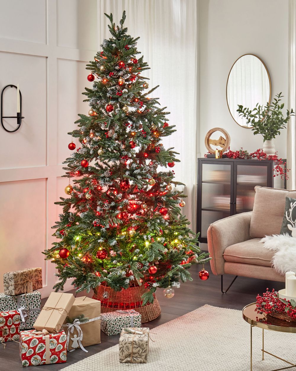 Albero di Natale con Neve Artificiale con Pigne e Bacche Rosse 210 cm stile tradizionale classico