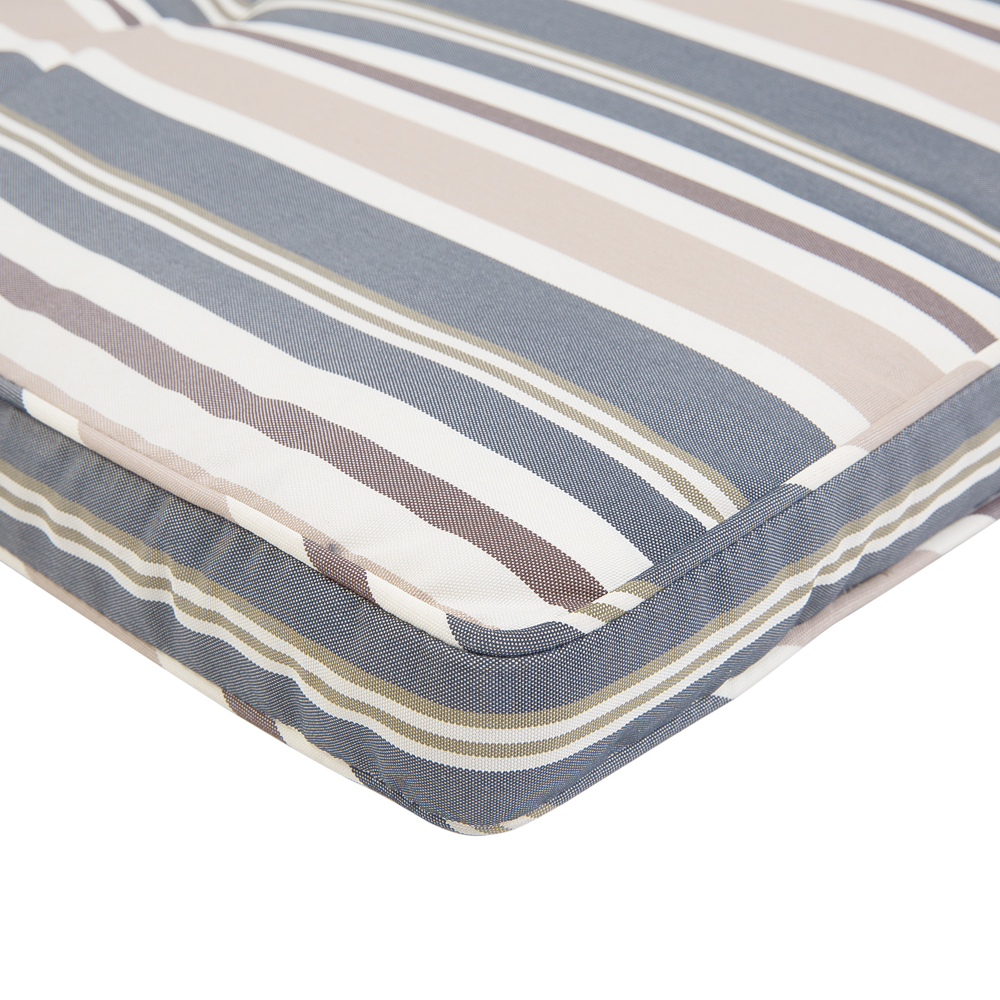 Lettino prendisole da esterno classico con doghe in legno di acacia scuro schienale regolabile ruote integrate stile rustico con cuscino blu e beige