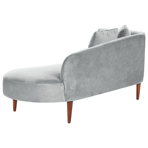Chaise Lounge in velluto grigio chiaro lato sinistro gambe in legno scuro design moderno