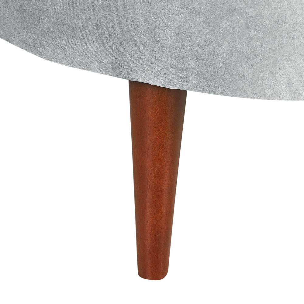 Chaise Lounge in velluto grigio chiaro lato sinistro gambe in legno scuro design moderno