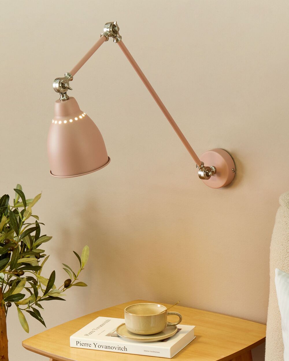Lampada da parete moderna rosa pastello da lettura a braccio lungo in metallo bianco dal design moderno