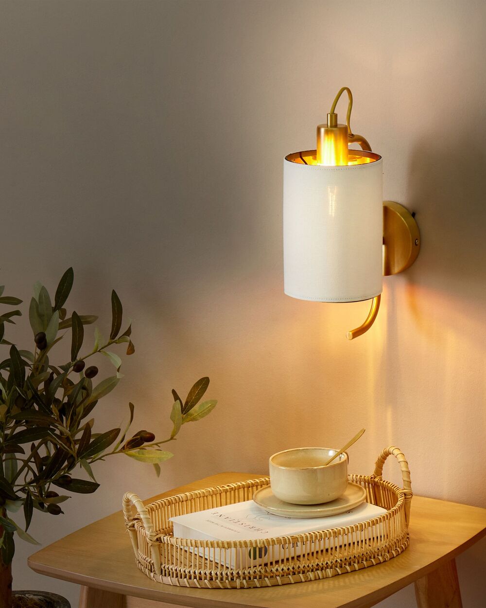 Lampada da parete moderna in metallo e paralume in lino bianco stile contemporaneo elegante