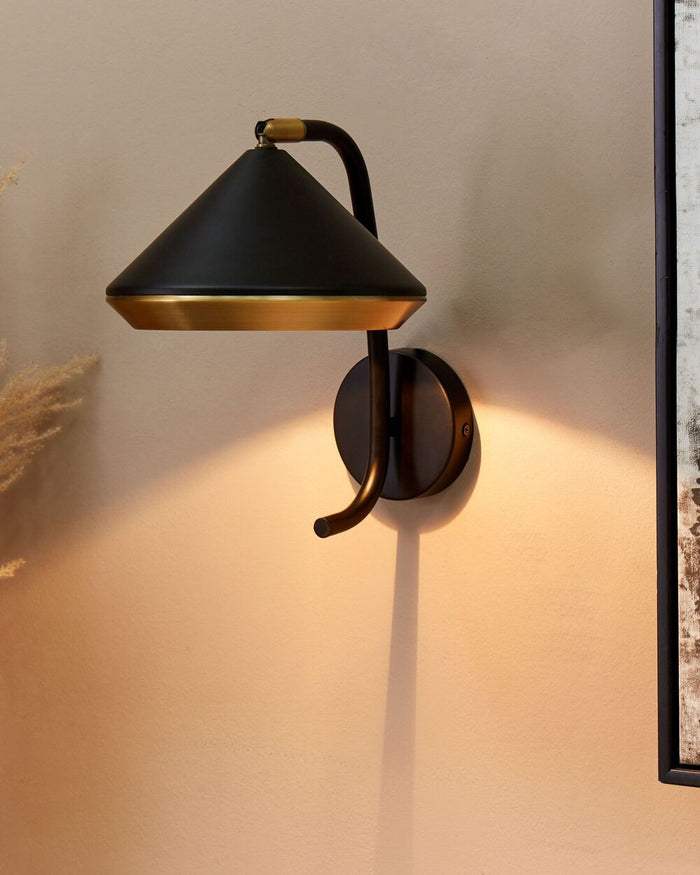 Lampada da parete in metallo ramato con paralume a cono nero stile industriale moderno glamour