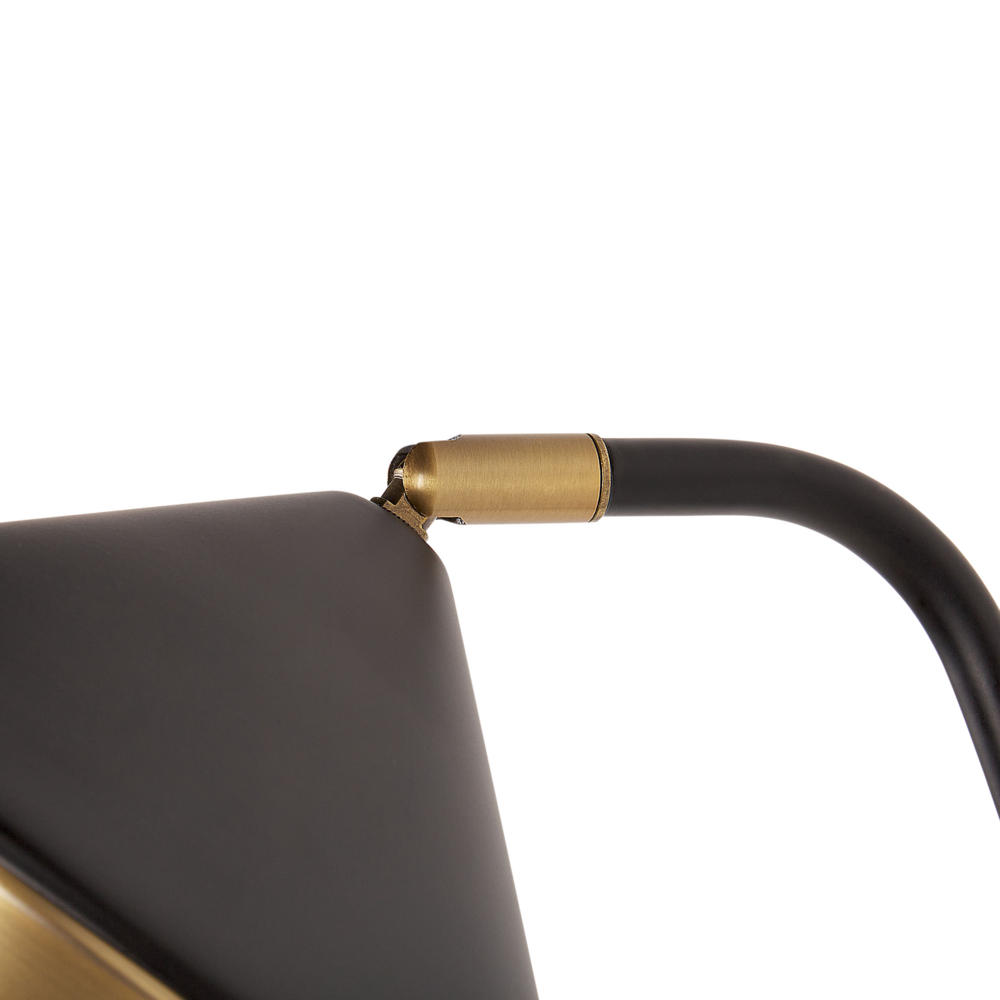 Lampada da parete in metallo ramato con paralume a cono nero stile industriale moderno glamour