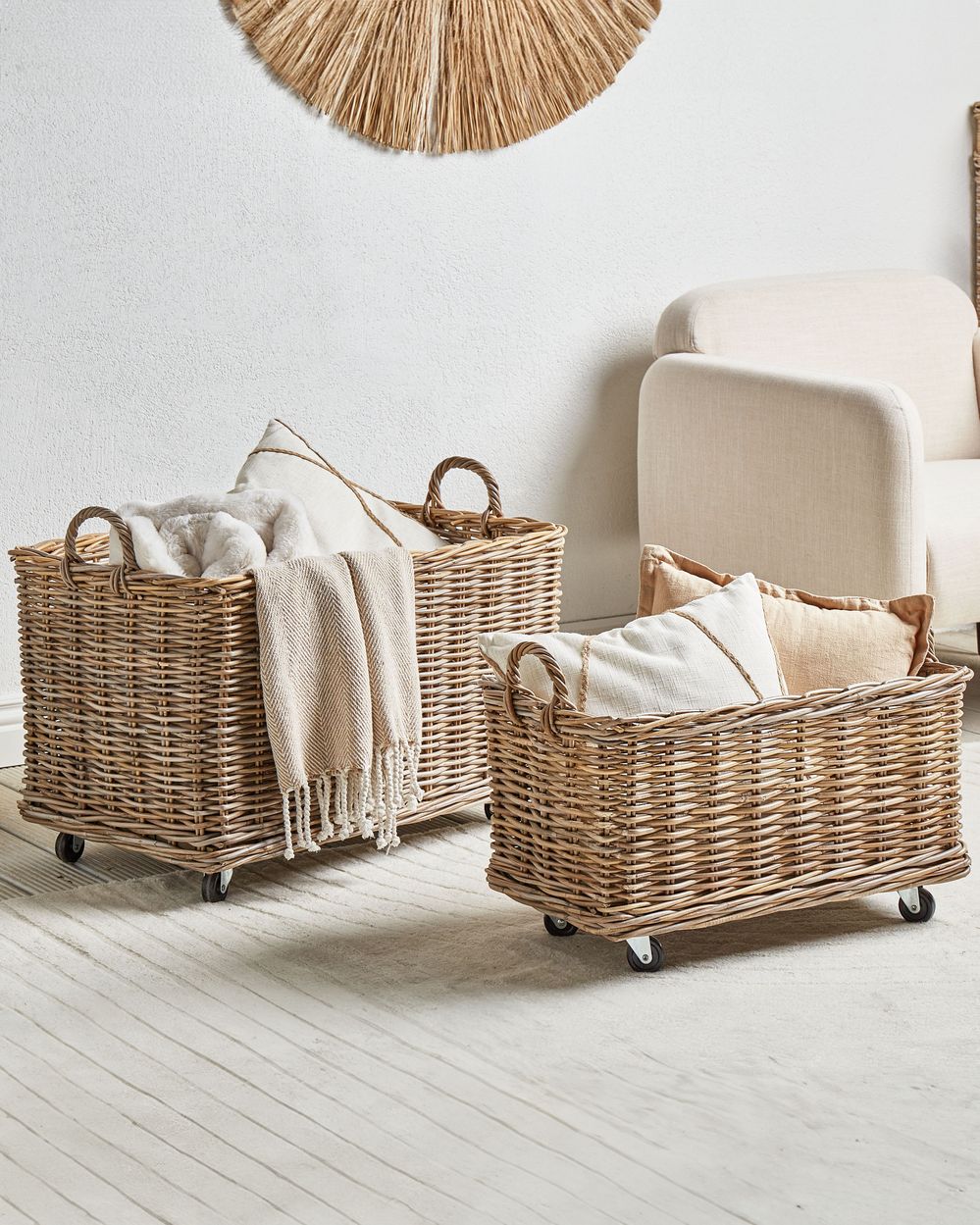 Set di 2 scatole in rattan naturale con ruote in plastica e manici in gomma, realizzati a mano con struttura in legno, in stile bohémien.