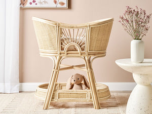 Culla in rattan rustica per bambini con cuscini e ripiano accessorio naturale arredo in stile rustico