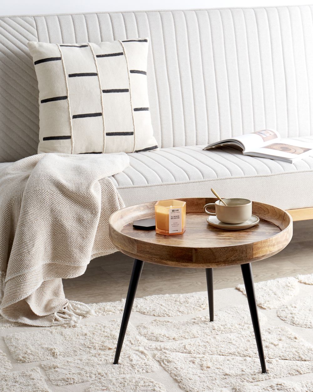 Tavolino da caffè piano in legno di mango chiaro e base in metallo Nero