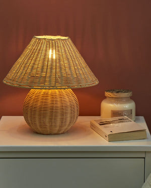 Lampada da tavolo in Rattan naturale con treppiede e paralume traforato e per comodino o scrivania in stile boho