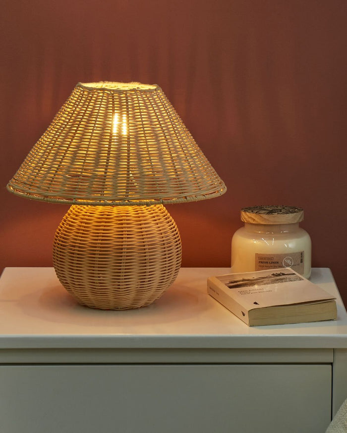 Lampada da tavolo in Rattan naturale con treppiede e paralume traforato e per comodino o scrivania in stile boho