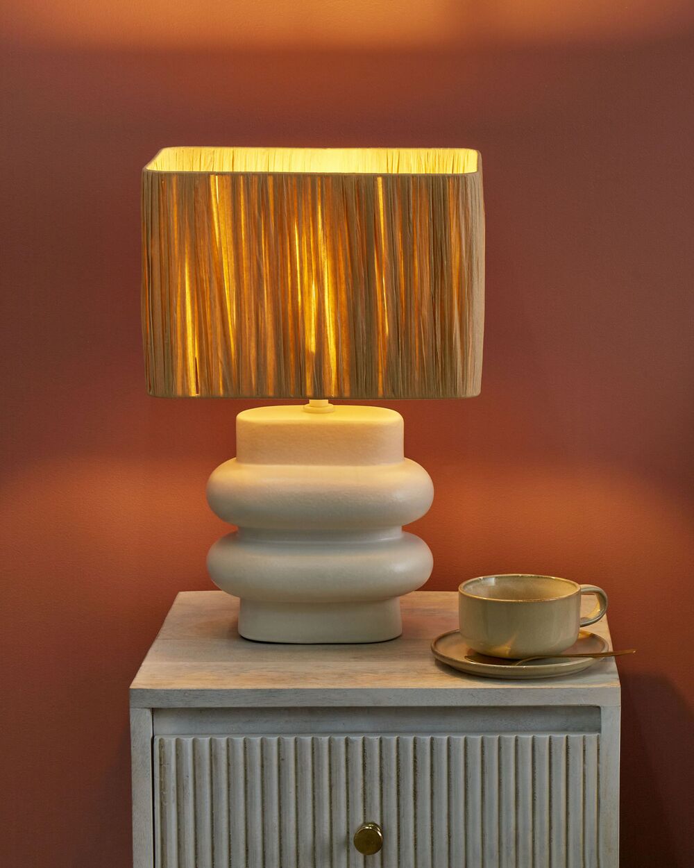 Lampada da tavolo in ceramica bianca con paralume a tamburo in lino  base minimalista design stile contemporaneo