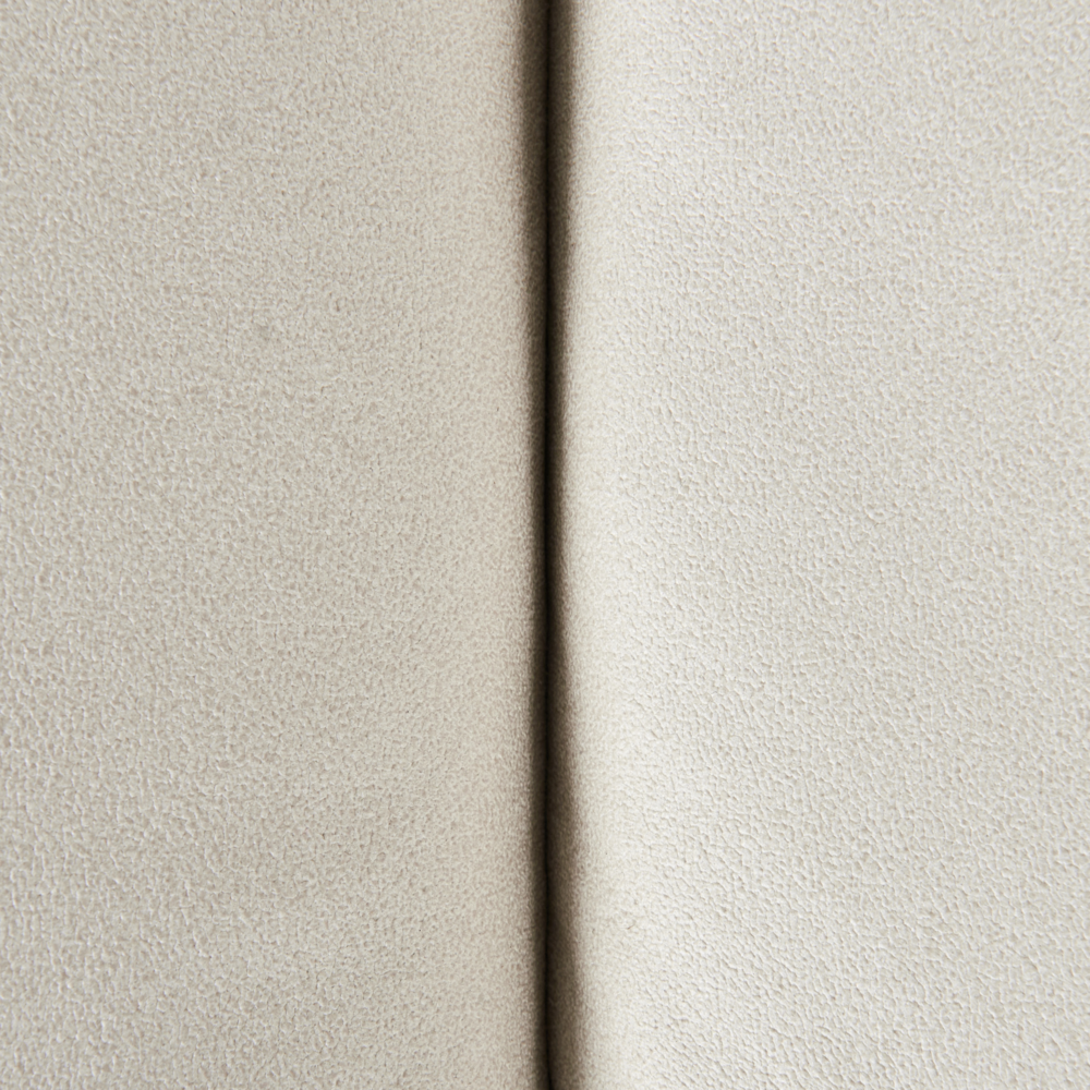 Chaise Lounge destra Tappezzata in  ecopelle vegana bianco sporco Gambe nere Cuscino di seduta imbottito Design moderno e glam