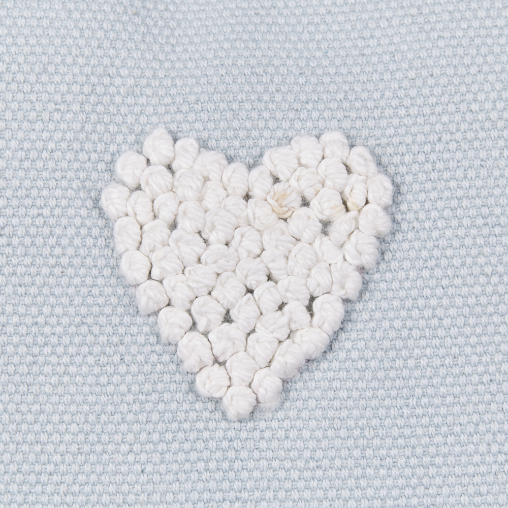 Set di 2 cuscini in cotone ricamati con motivo a cuoricini grigio 30 x 50 cm morbida imbottitura