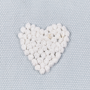 Set di 2 cuscini in cotone ricamati con motivo a cuoricini grigio 30 x 50 cm morbida imbottitura