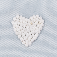 Set di 2 cuscini in cotone ricamati con motivo a cuoricini grigio 45 x 45 cm morbida imbottitura