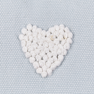 Set di 2 cuscini in cotone ricamati con motivo a cuoricini grigio 45 x 45 cm morbida imbottitura