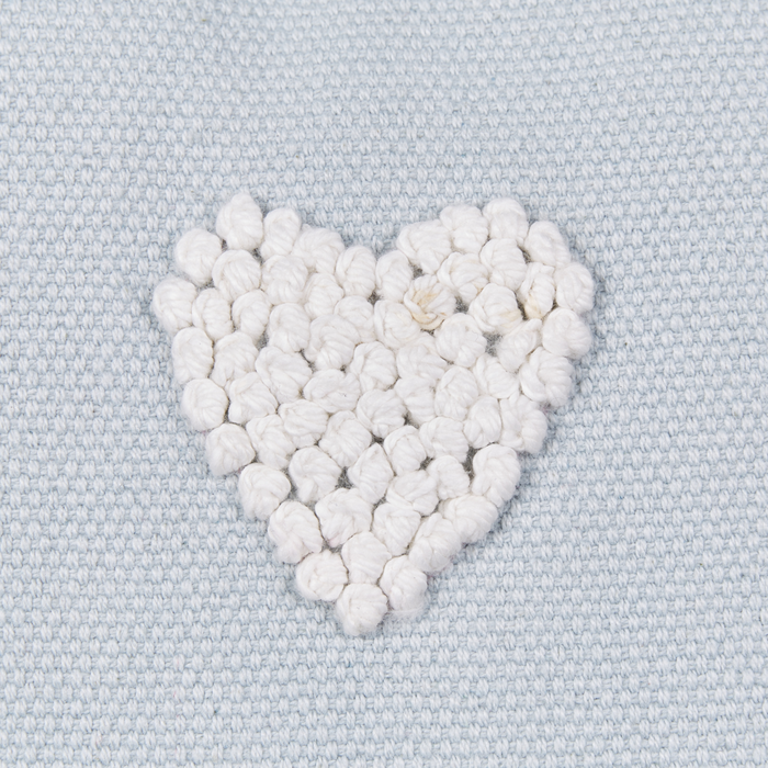 Set di 2 cuscini in cotone ricamati con motivo a cuoricini grigio 45 x 45 cm morbida imbottitura