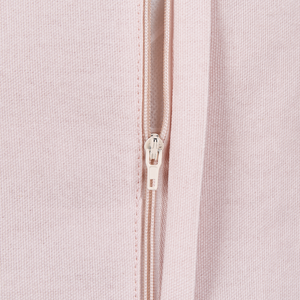 Set di 2 cuscini in cotone ricamati con motivo a cuoricini rosa 45 x 45 cm imbottiti morbidi