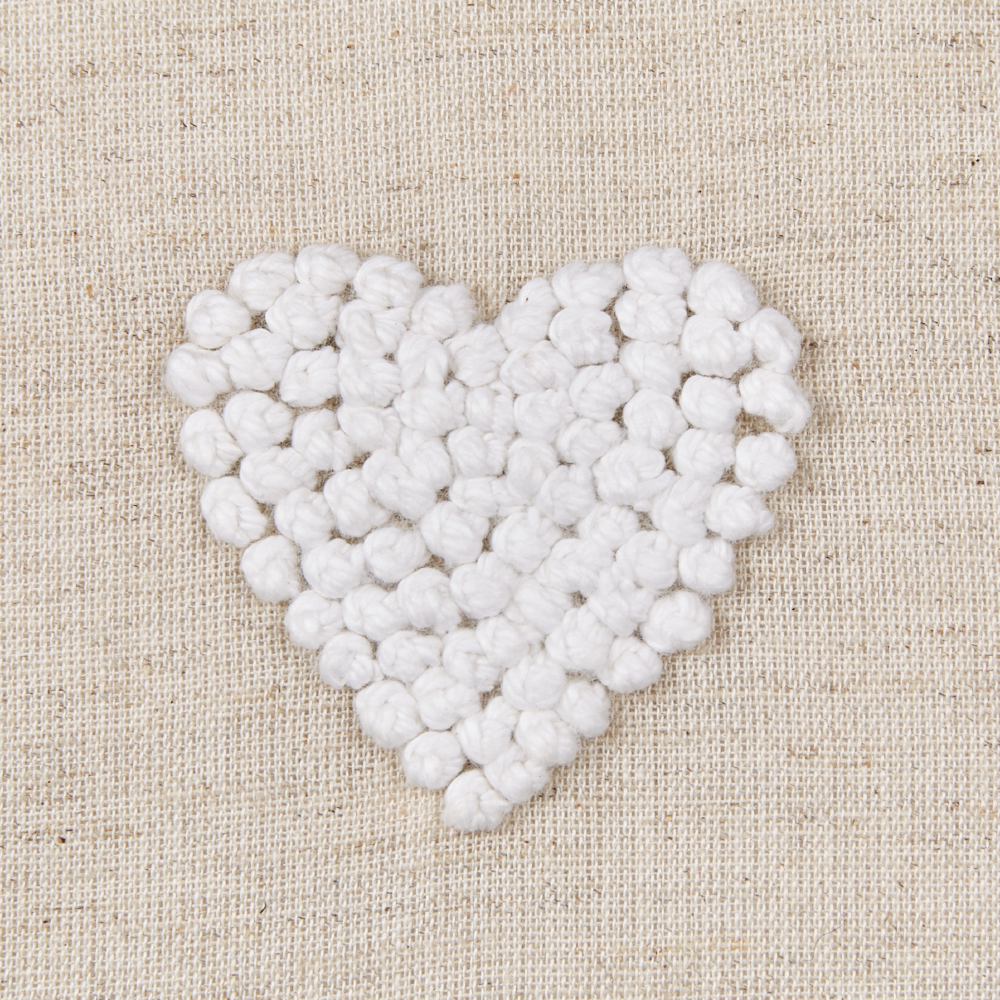 Cuscino in cotone ricamato con motivo a cuoricini beige 45 x 45 cm letto divano accessorio morbido