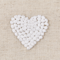 Cuscino in cotone ricamato con motivo a cuoricini beige 45 x 45 cm letto divano accessorio morbido