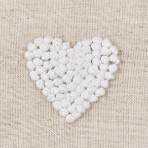 Cuscino in cotone ricamato con motivo a cuoricini beige 45 x 45 cm letto divano accessorio morbido