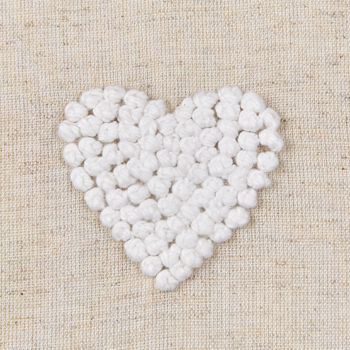 Cuscino in cotone ricamato con motivo a cuoricini beige 45 x 45 cm letto divano accessorio morbido