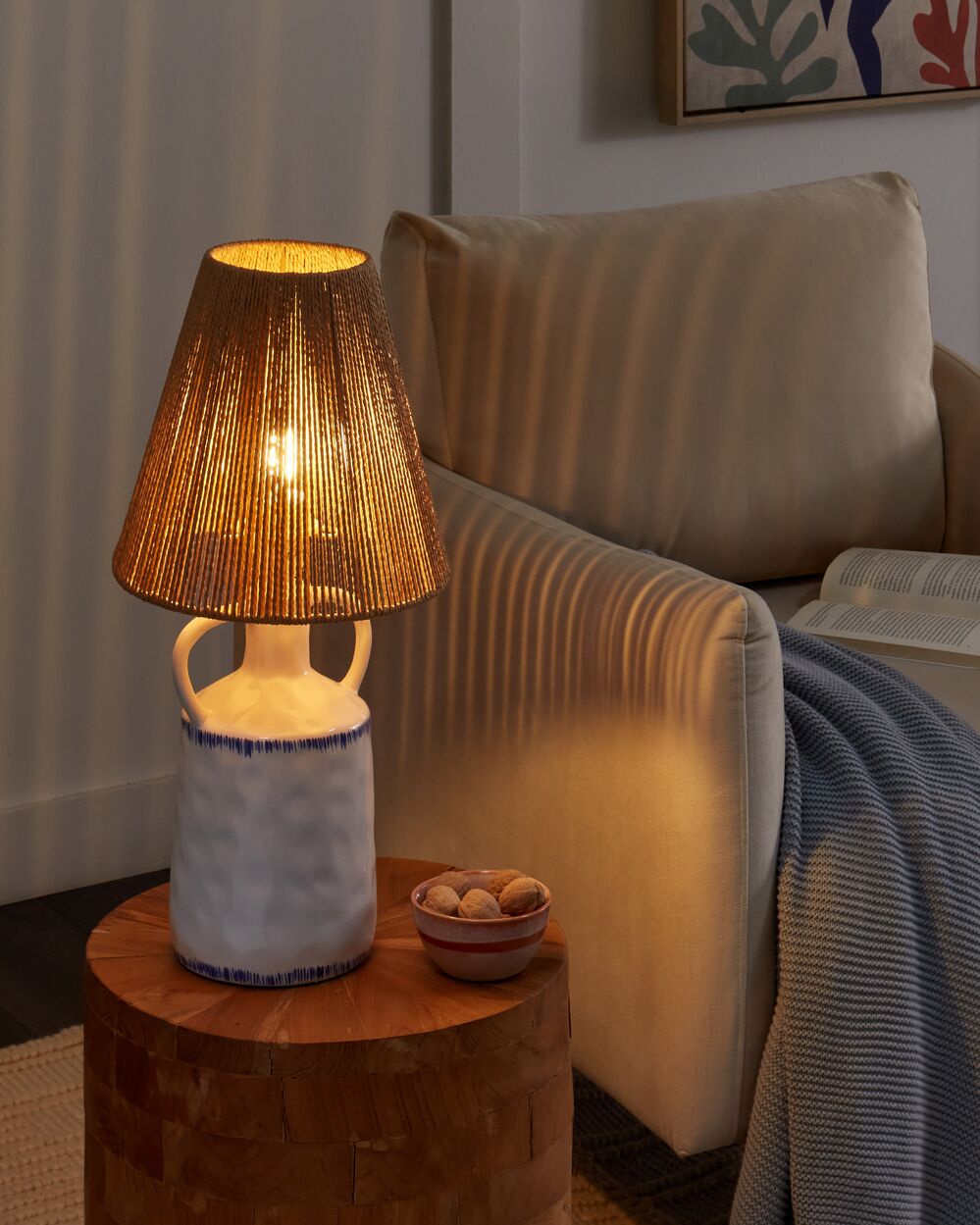 Lampada da tavolo in ceramica con paralume in vimini naturale e carta a cono bianca stile boho soggiorno camera da letto