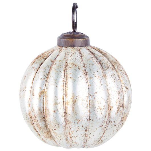 Set di 6 palle di Natale fatte a mano in vetro argentato appese ad un albero di Natale dall'effetto rovinato.