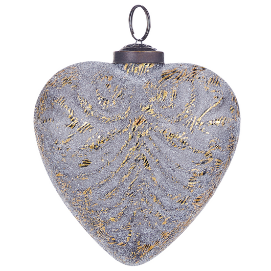 Set di 4 palline di Natale fatte a mano in vetro grigio a forma di cuore appese all'albero di Natale.