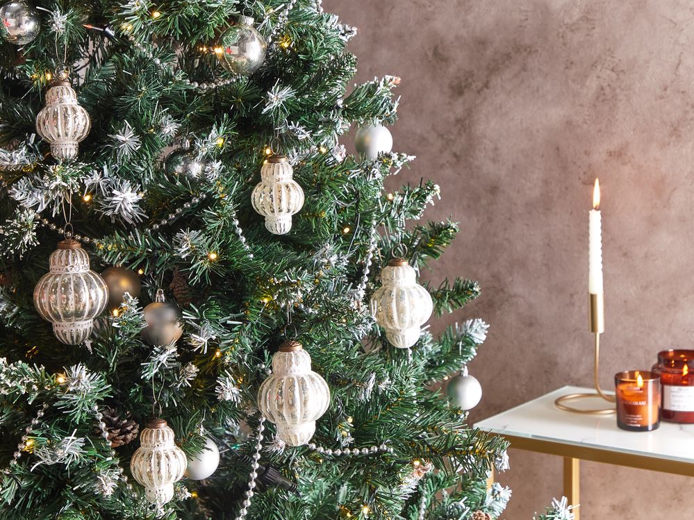 Set di 6 palle di Natale fatte a mano in vetro argentato appese a palline dell'albero di Natale con segni di invecchiamento.