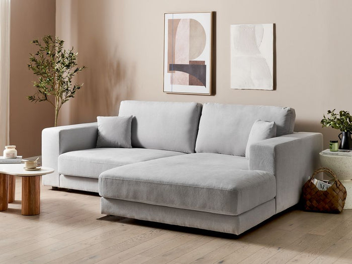 Divano angolare a 3 posti a sinistra Tessuto grigio chiaro Braccioli imbottiti a binario Cuscini aggiuntivi Stile moderno minimalista