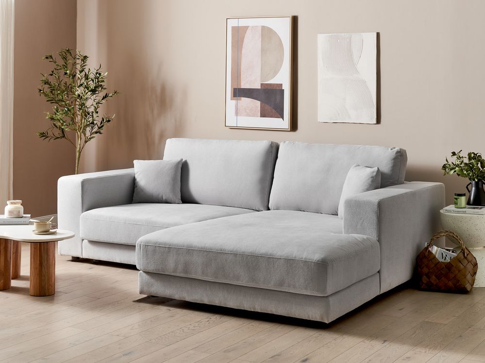 Divano angolare a 3 posti a sinistra Tessuto grigio chiaro Braccioli imbottiti a binario Cuscini aggiuntivi Stile moderno minimalista