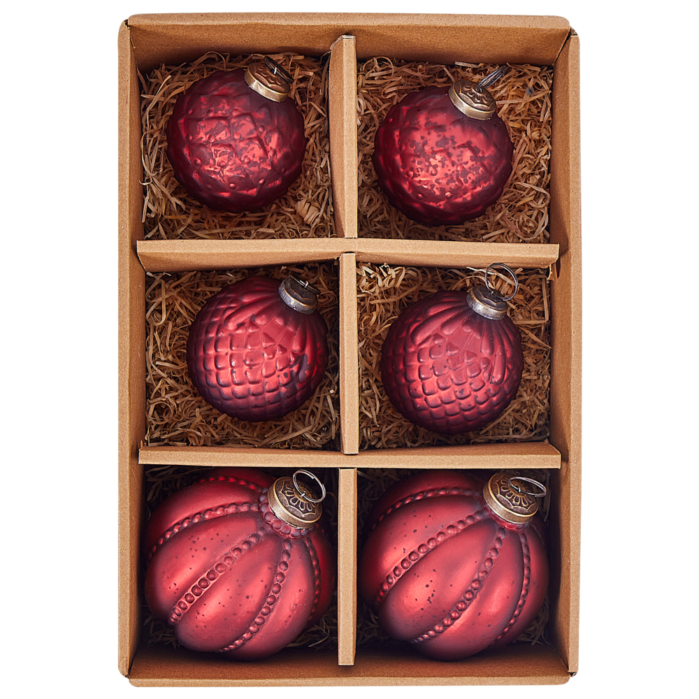 Set di 6 palle di Natale fatte a mano in vetro rosso appese all'albero di Natale.