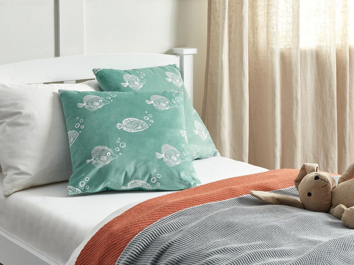 Set di 2 cuscini in velluto verde ricamati con motivo con pesciolini 45 x 45 cm morbida imbottitura
