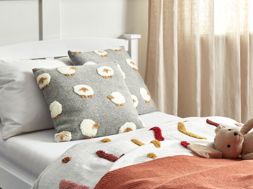 Set di 2 cuscini in cotone ricamati con motivo a pecorelle grigio 45 x 45 cm morbida imbottitura