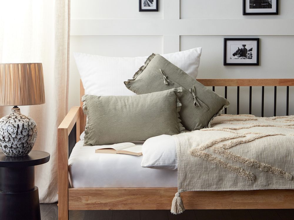 Set di 2 cuscini decorativi in lino grigio chiaro 30 x 45 cm con balze e fiocchi