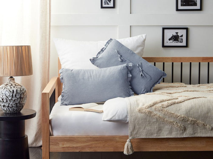 Set di 2 cuscini decorativi in lino blu chiaro 30 x 45 cm con balze e fiocchi