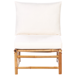 Set da giardino angolare composto da divano 2 posti 2 poltrone e tavolino in bambù bianco sporco con cuscini bianchi stile elegante esterno