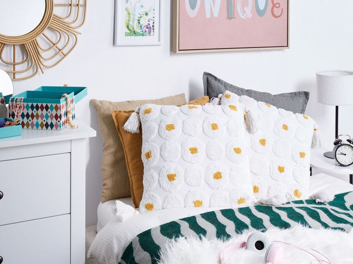 2 cuscini decorativi in cotone bianco 45 x 45 cm, con puntini e frange gialle
