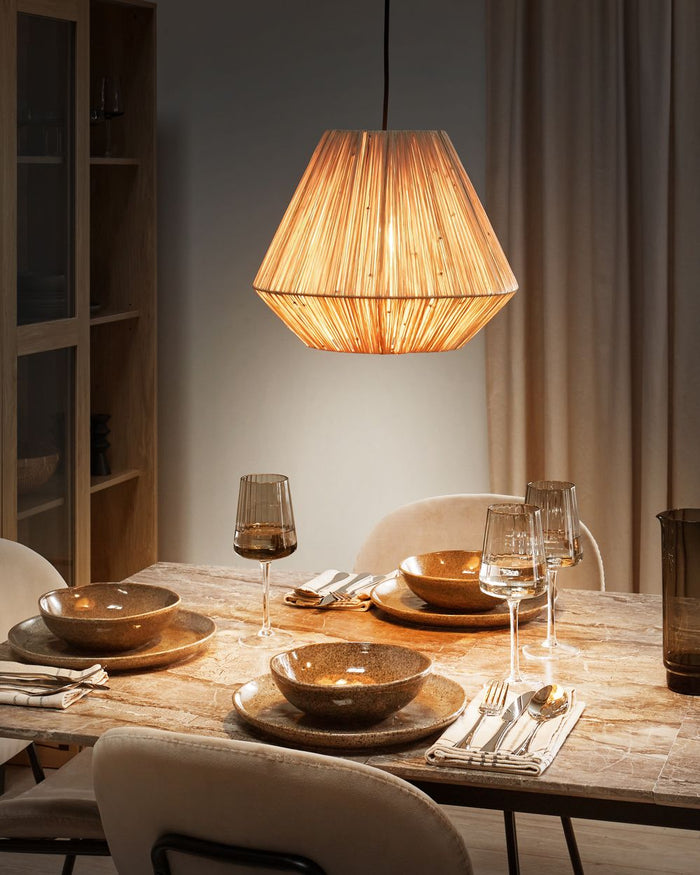 Lampadario con base in ferro realizzata in paglia naturale stile boho elegante