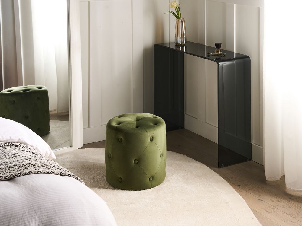 Pouf elegante in velluto di colore verde oliva trapuntato stile classico moderno
