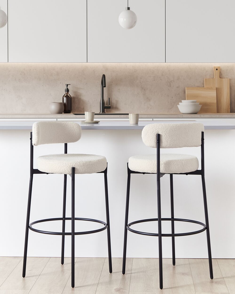 Set di 2 sedie da bar tessuto bouclé bianco con gambe in acciaio nero sala da pranzo stile moderno